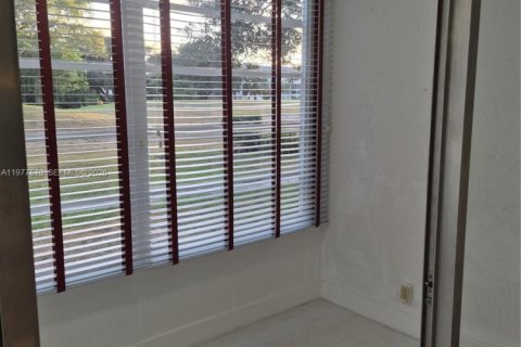 Condo in Tamarac, Florida, 2 bedrooms  № 2041976 - photo 30
