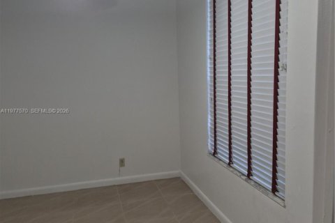 Condo in Tamarac, Florida, 2 bedrooms  № 2041976 - photo 25