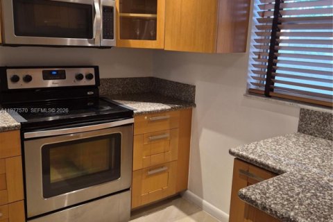 Condo in Tamarac, Florida, 2 bedrooms  № 2041976 - photo 6