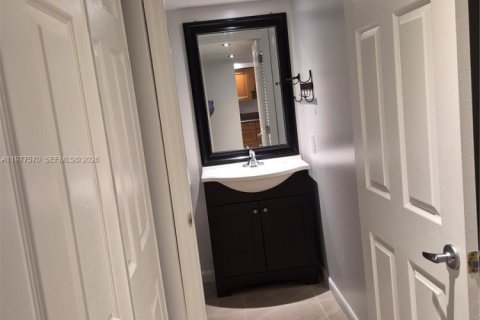 Condo in Tamarac, Florida, 2 bedrooms  № 2041976 - photo 21