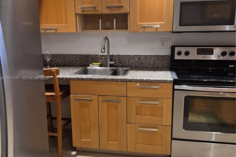 Condo in Tamarac, Florida, 2 bedrooms  № 2041976 - photo 2