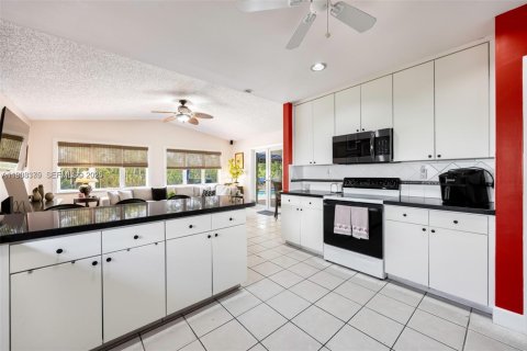 Casa en venta en Miami, Florida, 4 dormitorios, 247.12 m2 № 1996181 - foto 16