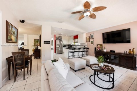 Casa en venta en Miami, Florida, 4 dormitorios, 247.12 m2 № 1996181 - foto 14