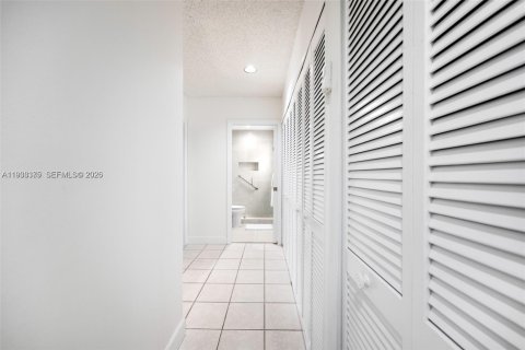 Casa en venta en Miami, Florida, 4 dormitorios, 247.12 m2 № 1996181 - foto 28