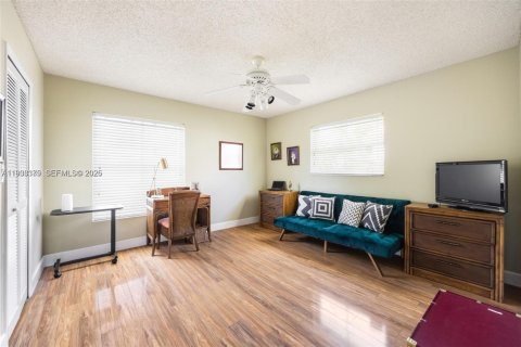 Casa en venta en Miami, Florida, 4 dormitorios, 247.12 m2 № 1996181 - foto 17