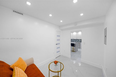 Condominio en venta en Hallandale Beach, Florida, 1 dormitorio, 80.82 m2 № 2075185 - foto 17