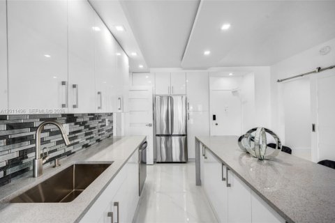 Condominio en venta en Hallandale Beach, Florida, 1 dormitorio, 80.82 m2 № 2075185 - foto 13