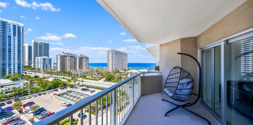Condominio en Hallandale Beach, Florida, 1 dormitorio № 2075185