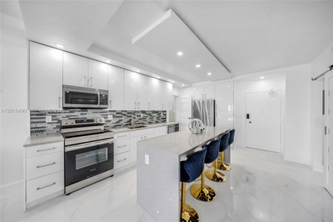Condominio en venta en Hallandale Beach, Florida, 1 dormitorio, 80.82 m2 № 2075185 - foto 11