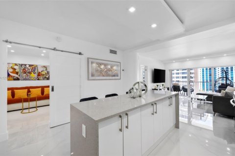 Condominio en venta en Hallandale Beach, Florida, 1 dormitorio, 80.82 m2 № 2075185 - foto 14