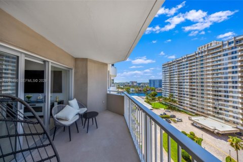 Condominio en venta en Hallandale Beach, Florida, 1 dormitorio, 80.82 m2 № 2075185 - foto 2