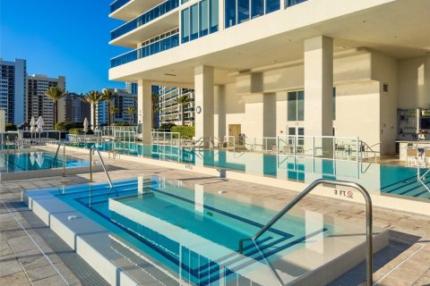 Condo in Hallandale Beach, Florida, 2 bedrooms  № 1929843 - photo 27