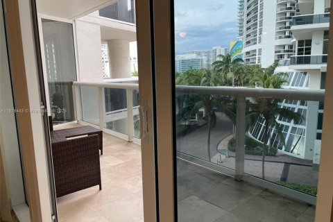 Condo in Hallandale Beach, Florida, 2 bedrooms  № 1929843 - photo 21