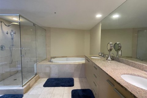 Condo in Hallandale Beach, Florida, 2 bedrooms  № 1929843 - photo 14