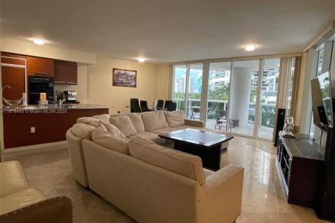Condo in Hallandale Beach, Florida, 2 bedrooms  № 1929843 - photo 6