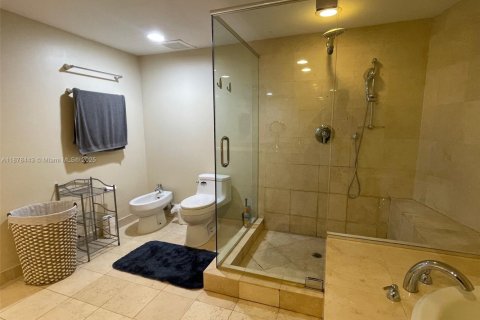 Condo in Hallandale Beach, Florida, 2 bedrooms  № 1929843 - photo 15