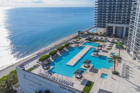 Condo in Hallandale Beach, Florida, 2 bedrooms  № 1929843 - photo 2