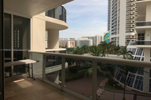 Condo in Hallandale Beach, Florida, 2 bedrooms  № 1929843 - photo 18