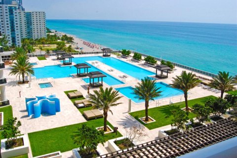 Condo in Hallandale Beach, Florida, 2 bedrooms  № 1929843 - photo 24