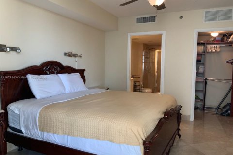 Condo in Hallandale Beach, Florida, 2 bedrooms  № 1929843 - photo 19
