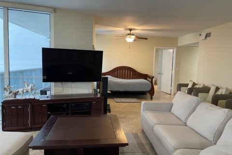 Condo in Hallandale Beach, Florida, 2 bedrooms  № 1929843 - photo 17