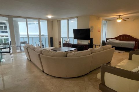 Condo in Hallandale Beach, Florida, 2 bedrooms  № 1929843 - photo 5