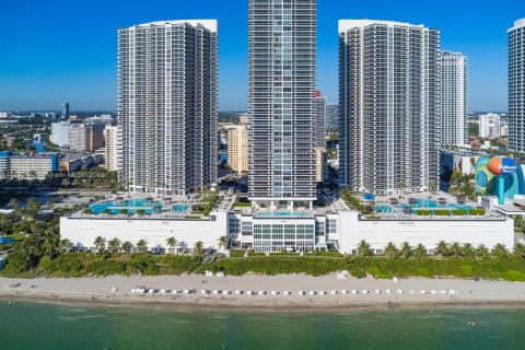 Condo in Hallandale Beach, Florida, 2 bedrooms  № 1929843 - photo 1