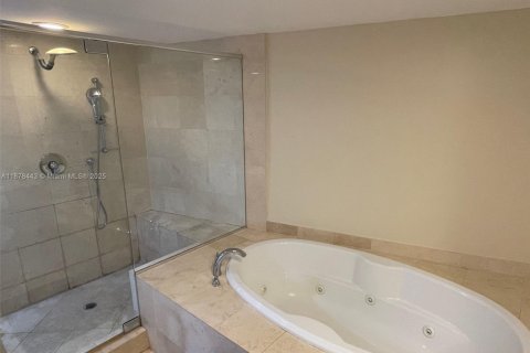 Condo in Hallandale Beach, Florida, 2 bedrooms  № 1929843 - photo 16