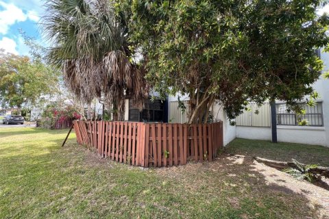 Condo in Miami, Florida, 2 bedrooms  № 1892994 - photo 5