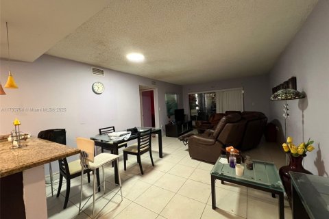 Condo in Miami, Florida, 2 bedrooms  № 1892994 - photo 7