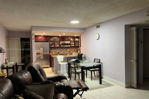 Condo in Miami, Florida, 2 bedrooms  № 1892994 - photo 8