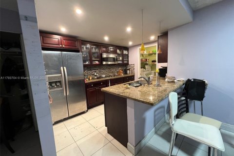 Condo in Miami, Florida, 2 bedrooms  № 1892994 - photo 6