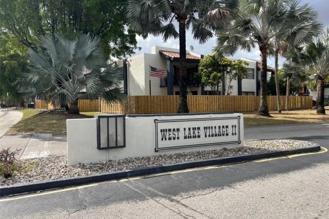 Condo in Miami, Florida, 2 bedrooms  № 1892994 - photo 1