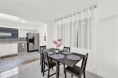 Villa ou maison à vendre à North Miami, Floride: 3 chambres, 168.06 m2 № 1763934 - photo 5