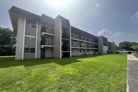 Copropriété à louer à Tamarac, Floride: 2 chambres, 88.16 m2 № 1988331 - photo 11