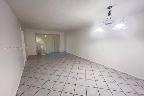 Copropriété à louer à Tamarac, Floride: 2 chambres, 88.16 m2 № 1988331 - photo 3