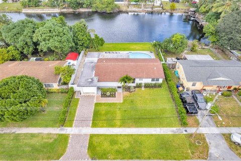 Casa en alquiler en Deerfield Beach, Florida, 4 dormitorios, 149.57 m2 № 1221483 - foto 1
