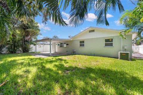 House in Largo, Florida 3 bedrooms, 148.36 sq.m. № 1883542 - photo 25