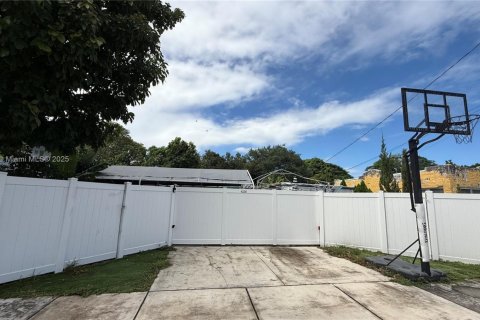 House in Miami, Florida 2 bedrooms, 96.25 sq.m. № 1943520 - photo 5