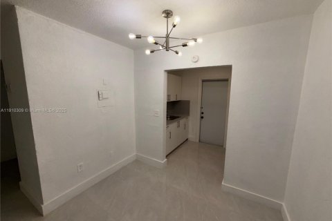 House in Miami, Florida 2 bedrooms, 316.24 sq.m. № 2019229 - photo 14