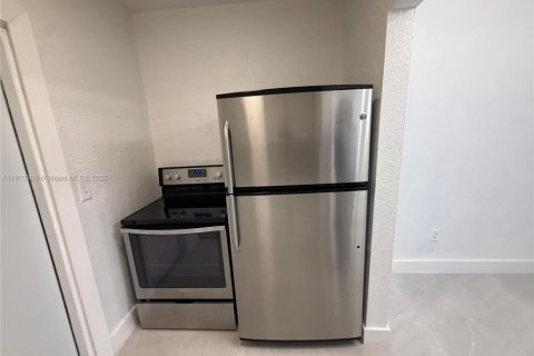 House in Miami, Florida 2 bedrooms, 316.24 sq.m. № 2019229 - photo 11