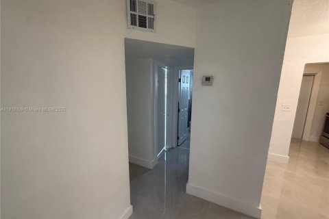 House in Miami, Florida 2 bedrooms, 316.24 sq.m. № 2019229 - photo 3