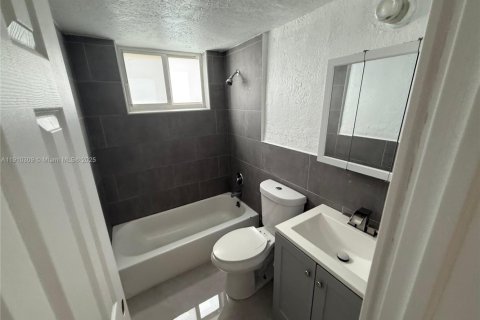 House in Miami, Florida 2 bedrooms, 316.24 sq.m. № 2019229 - photo 9