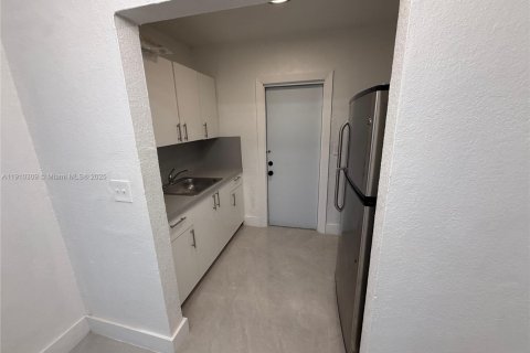 House in Miami, Florida 2 bedrooms, 316.24 sq.m. № 2019229 - photo 4