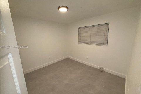 House in Miami, Florida 2 bedrooms, 316.24 sq.m. № 2019229 - photo 12