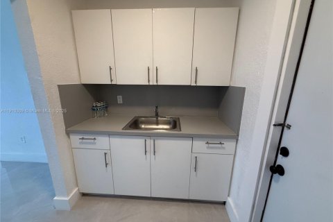 House in Miami, Florida 2 bedrooms, 316.24 sq.m. № 2019229 - photo 8