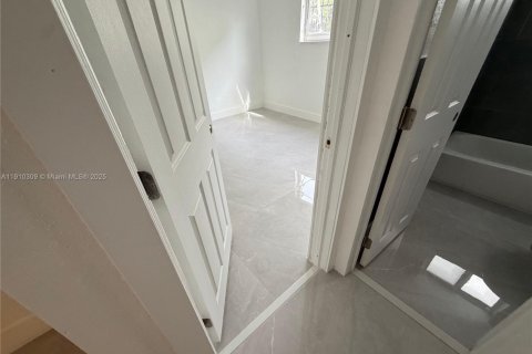 House in Miami, Florida 2 bedrooms, 316.24 sq.m. № 2019229 - photo 5