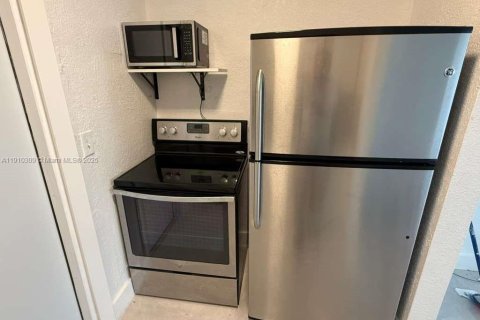 House in Miami, Florida 2 bedrooms, 316.24 sq.m. № 2019229 - photo 15