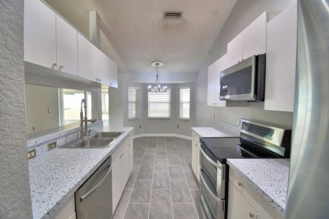 House in Winter Haven, Florida 4 bedrooms, 138.24 sq.m. № 2093330 - photo 10