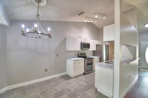 House in Winter Haven, Florida 4 bedrooms, 138.24 sq.m. № 2093330 - photo 13
